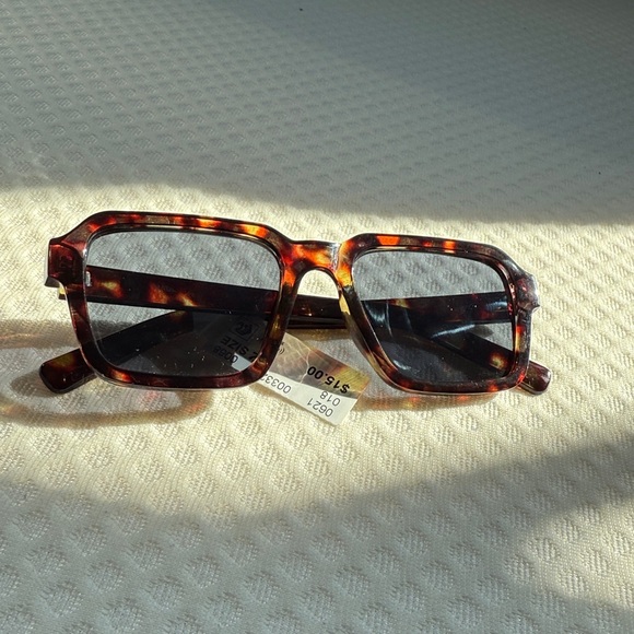 Square Tortoise Sunglasses - Picture 6 of 6